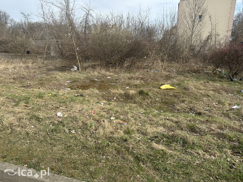 Czytelnik pokazuje śmieci przy Leszczyńskiej