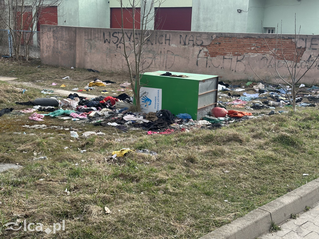 Czytelnik pokazuje śmieci przy Leszczyńskiej