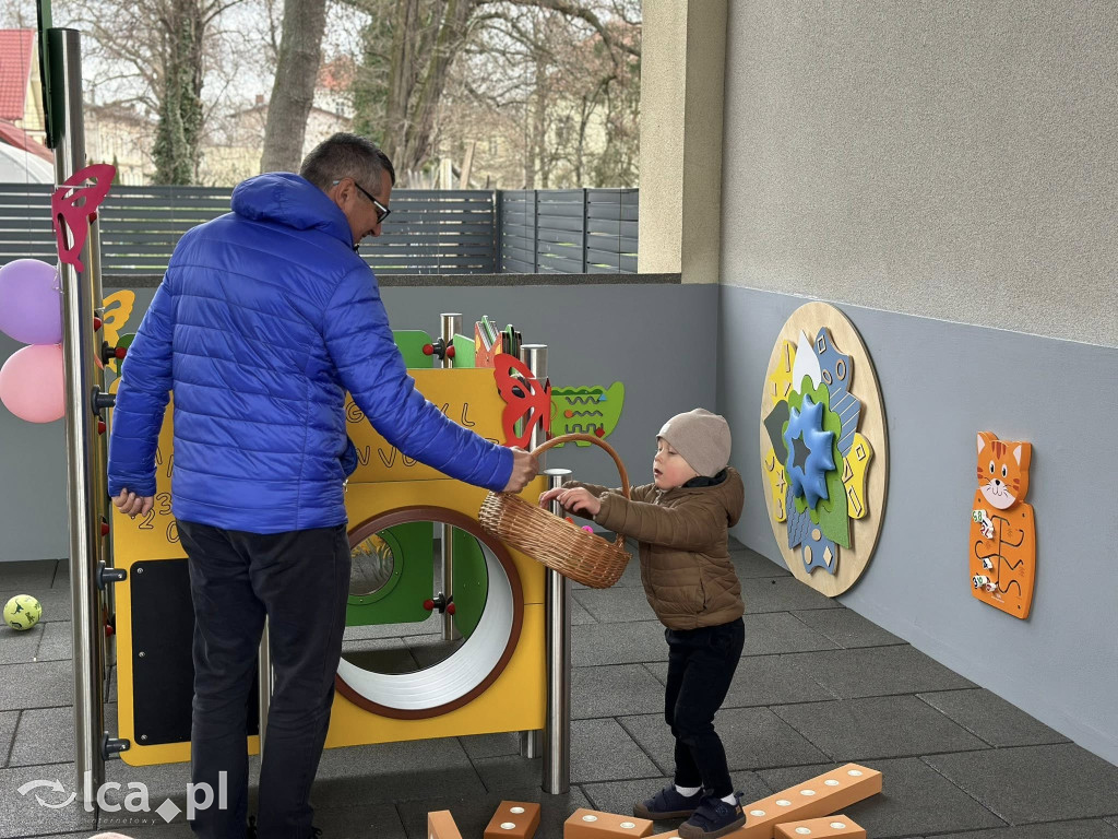 Dzieci już testują nowy plac zabaw