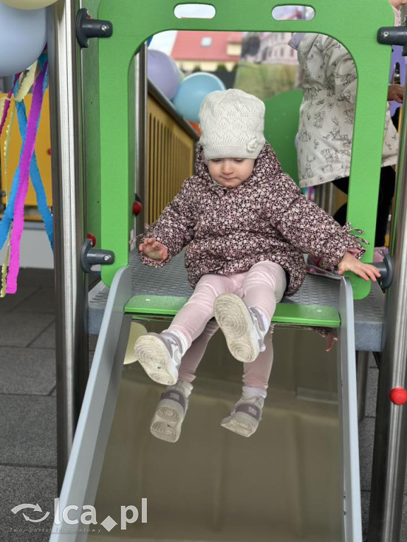 Dzieci już testują nowy plac zabaw