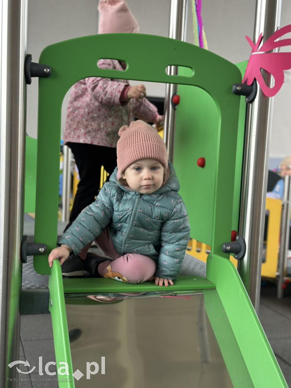 Dzieci już testują nowy plac zabaw