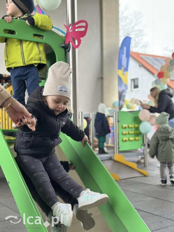 Dzieci już testują nowy plac zabaw