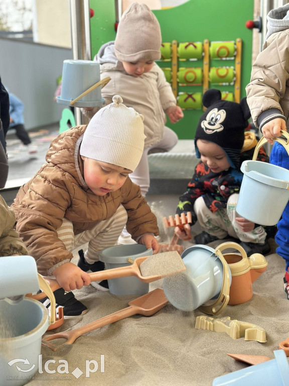 Dzieci już testują nowy plac zabaw