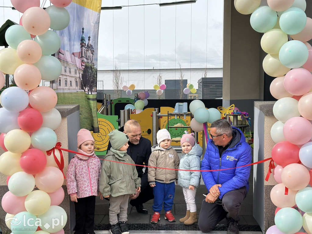 Dzieci już testują nowy plac zabaw