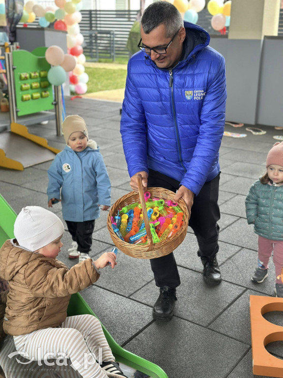 Dzieci już testują nowy plac zabaw