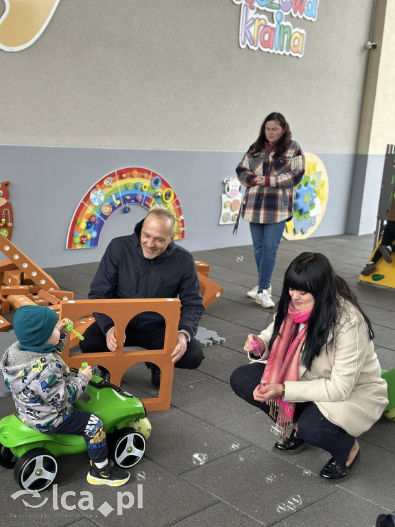 Dzieci już testują nowy plac zabaw