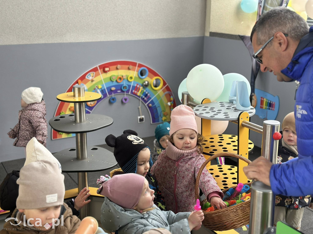 Dzieci już testują nowy plac zabaw