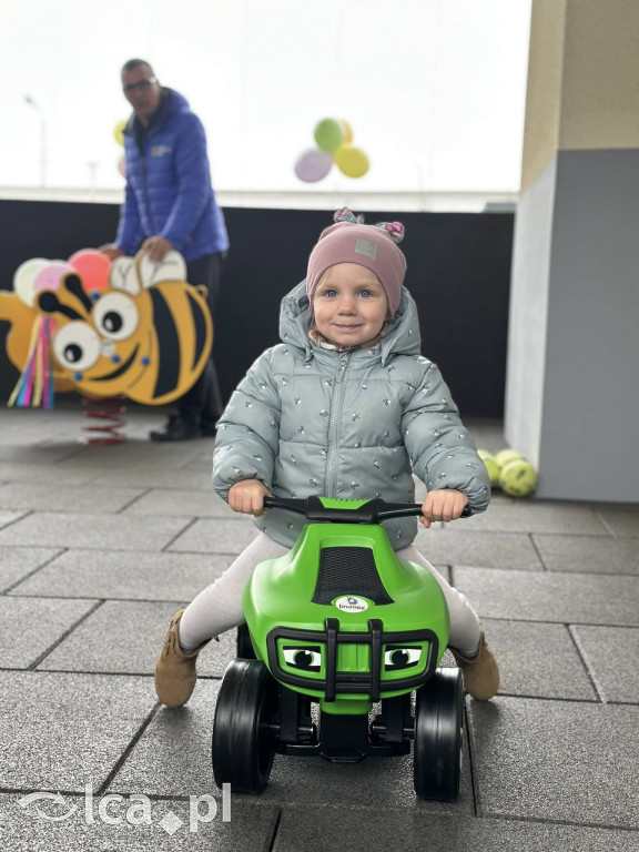 Dzieci już testują nowy plac zabaw