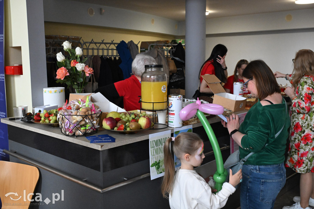 Przyszli i pomogli dwóm malym chłopcom