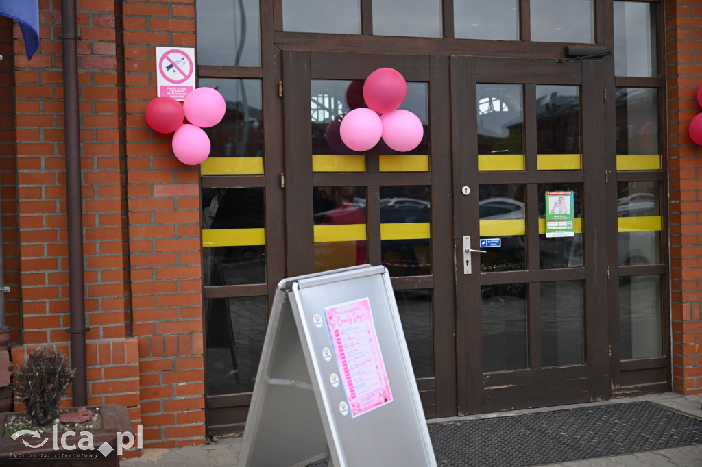 Przyszli i pomogli dwóm malym chłopcom