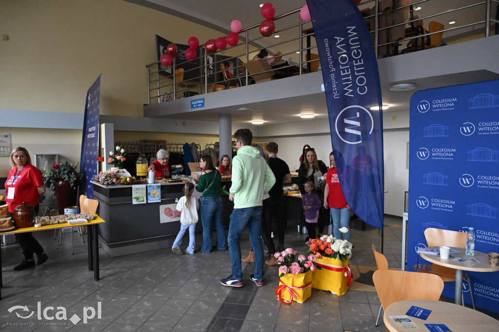 Przyszli i pomogli dwóm malym chłopcom