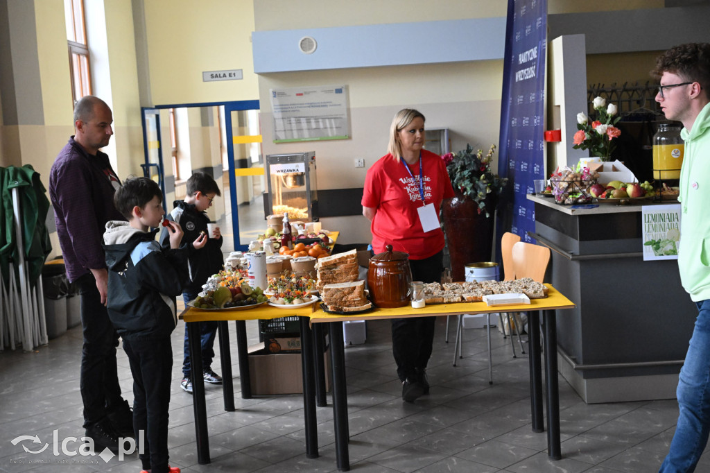 Przyszli i pomogli dwóm malym chłopcom