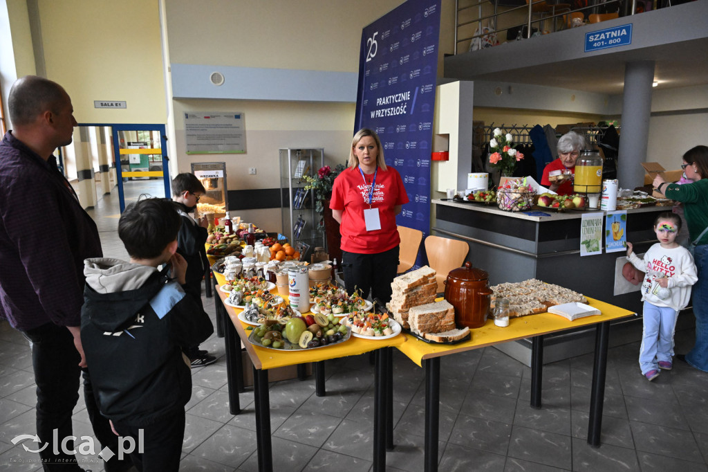 Przyszli i pomogli dwóm malym chłopcom