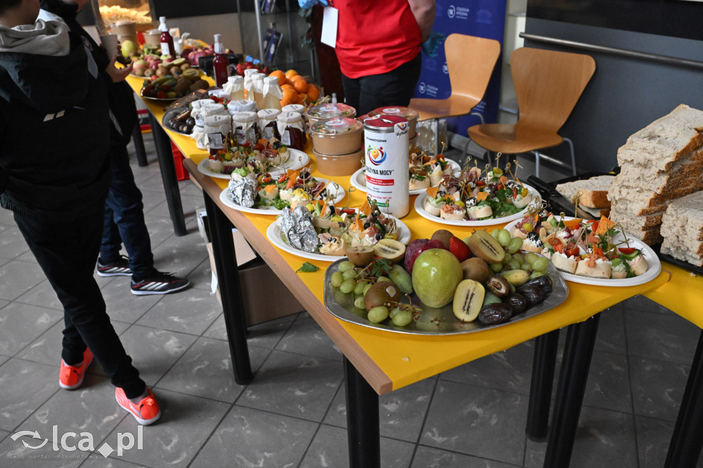 Przyszli i pomogli dwóm malym chłopcom