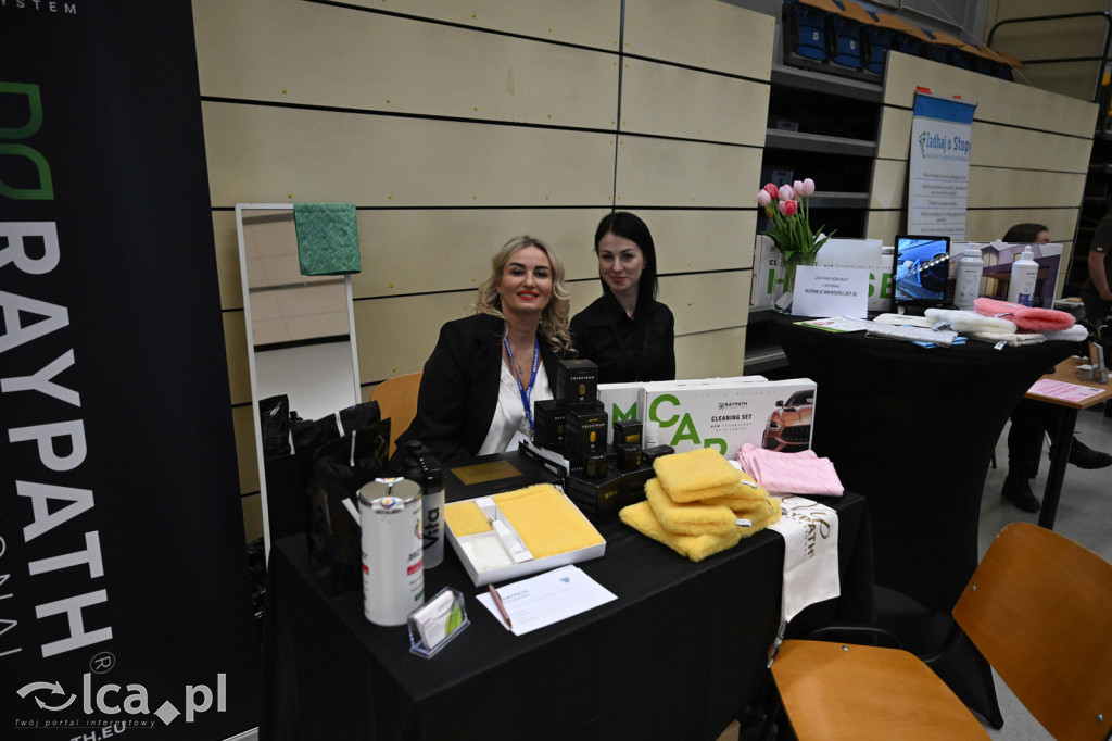 Przyszli i pomogli dwóm malym chłopcom