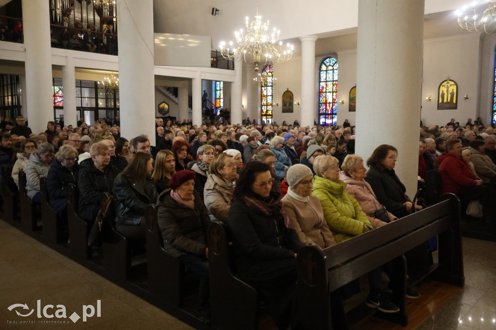 Przejmująca cisza, czerwone szaty i tłumy wiernych