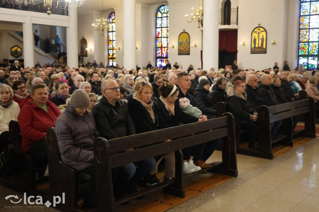 Przejmująca cisza, czerwone szaty i tłumy wiernych