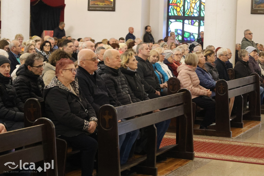 Przejmująca cisza, czerwone szaty i tłumy wiernych