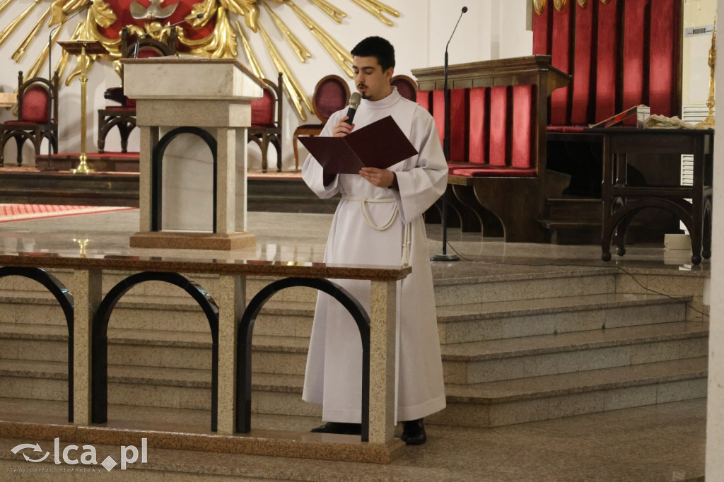 Przejmująca cisza, czerwone szaty i tłumy wiernych