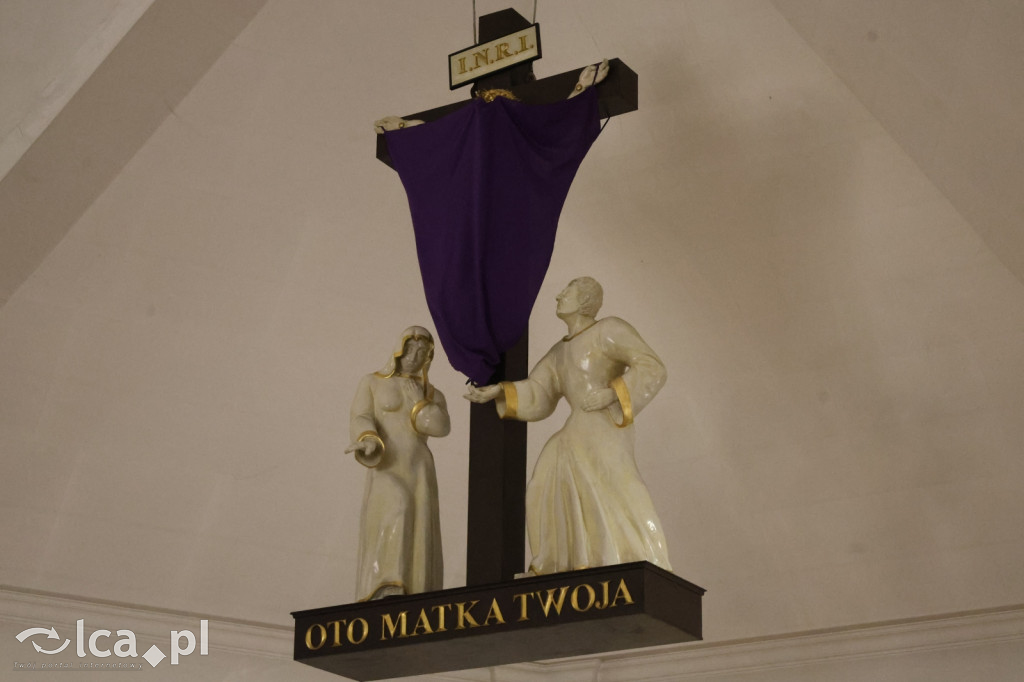 Przejmująca cisza, czerwone szaty i tłumy wiernych