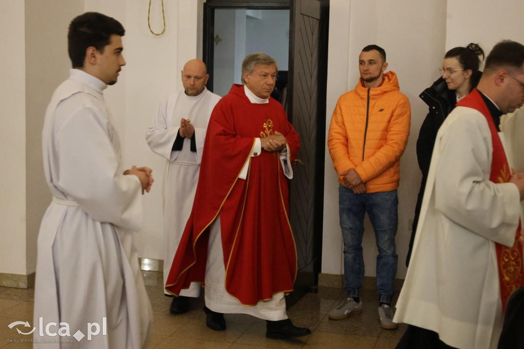 Przejmująca cisza, czerwone szaty i tłumy wiernych