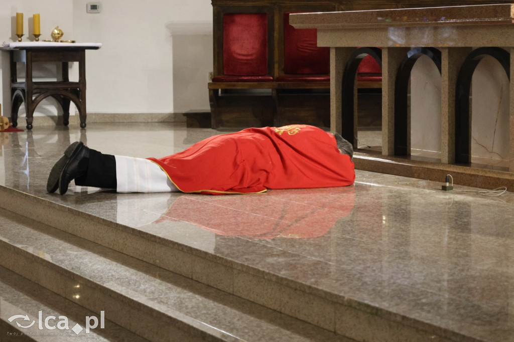 Przejmująca cisza, czerwone szaty i tłumy wiernych