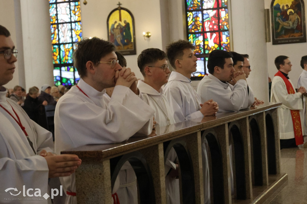 Przejmująca cisza, czerwone szaty i tłumy wiernych