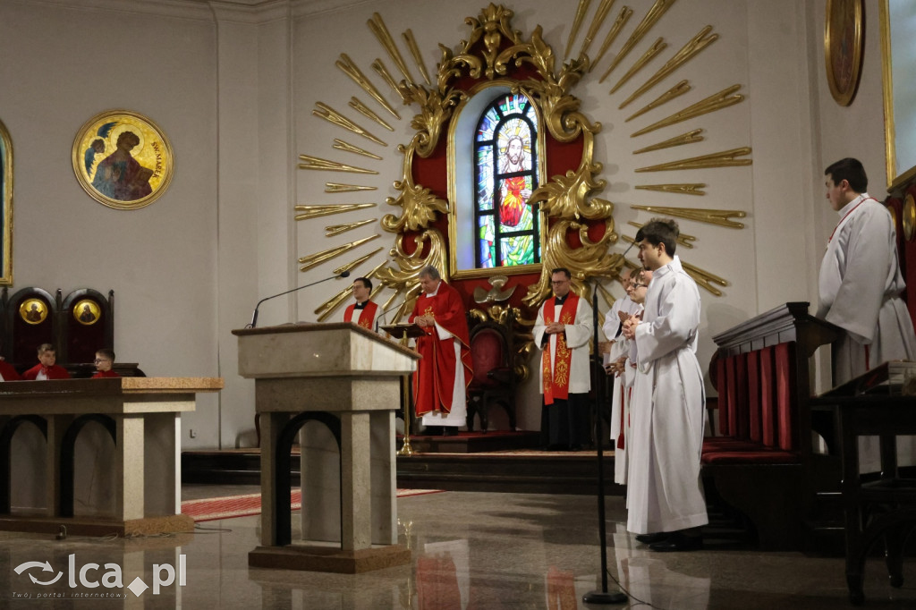 Przejmująca cisza, czerwone szaty i tłumy wiernych