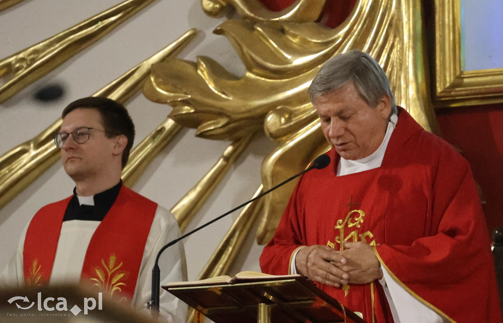 Przejmująca cisza, czerwone szaty i tłumy wiernych