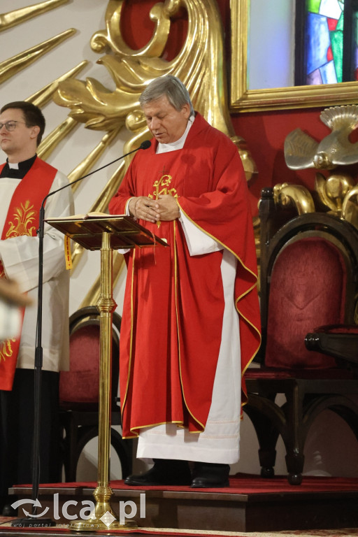 Przejmująca cisza, czerwone szaty i tłumy wiernych