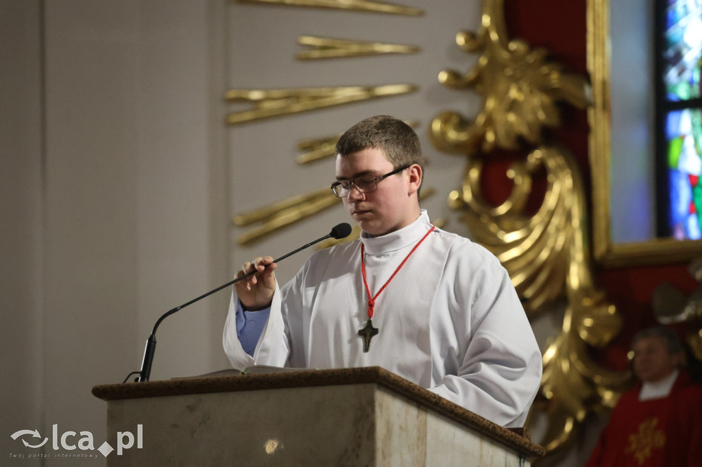 Przejmująca cisza, czerwone szaty i tłumy wiernych