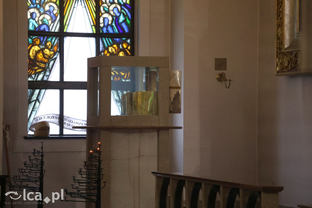 Przejmująca cisza, czerwone szaty i tłumy wiernych