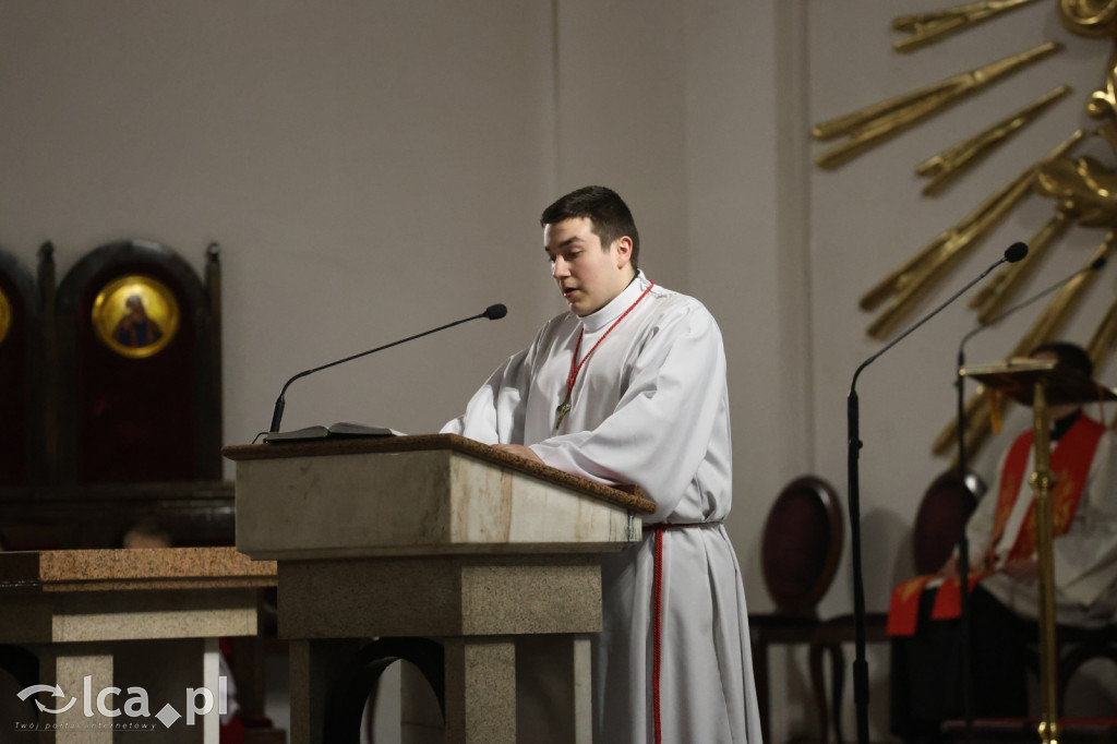 Przejmująca cisza, czerwone szaty i tłumy wiernych