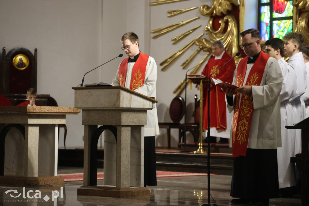 Przejmująca cisza, czerwone szaty i tłumy wiernych