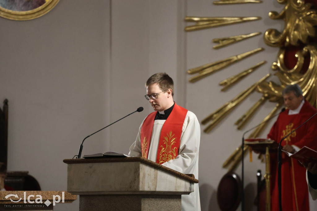 Przejmująca cisza, czerwone szaty i tłumy wiernych