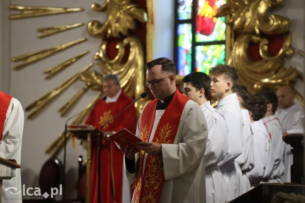 Przejmująca cisza, czerwone szaty i tłumy wiernych