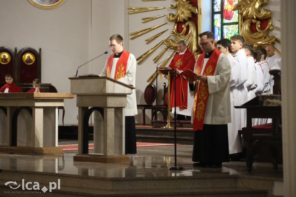 Przejmująca cisza, czerwone szaty i tłumy wiernych