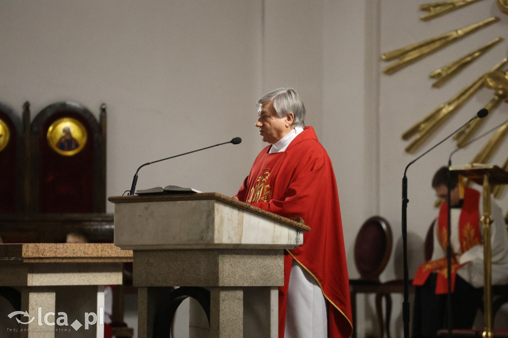 Przejmująca cisza, czerwone szaty i tłumy wiernych