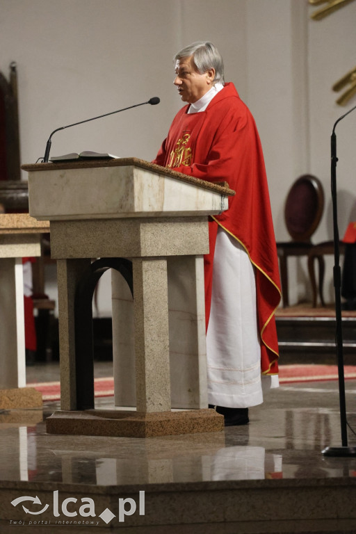 Przejmująca cisza, czerwone szaty i tłumy wiernych