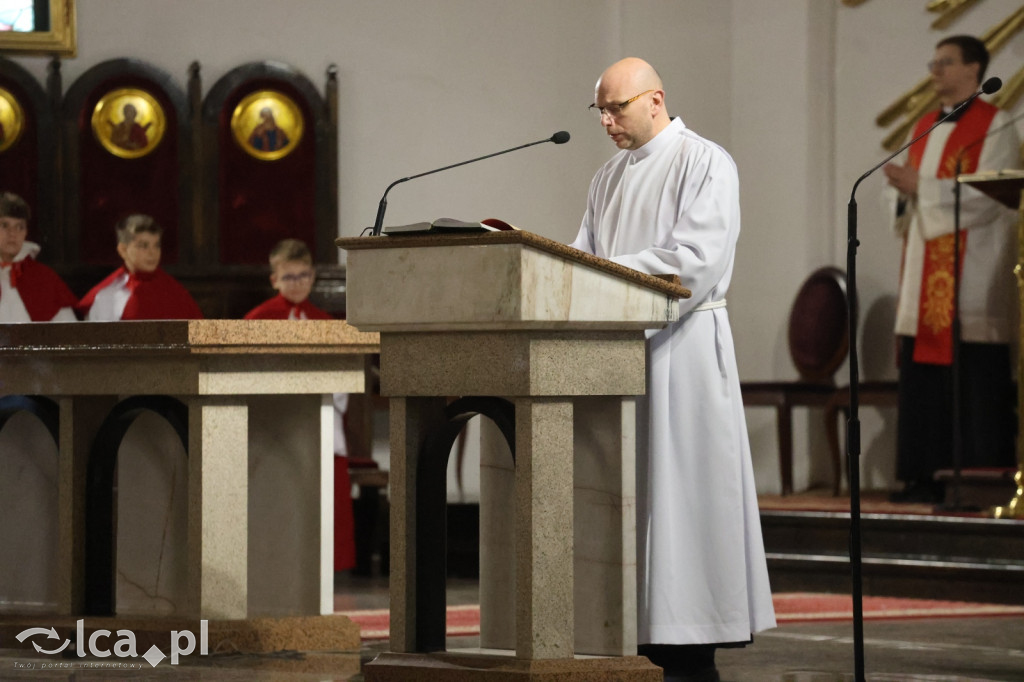 Przejmująca cisza, czerwone szaty i tłumy wiernych