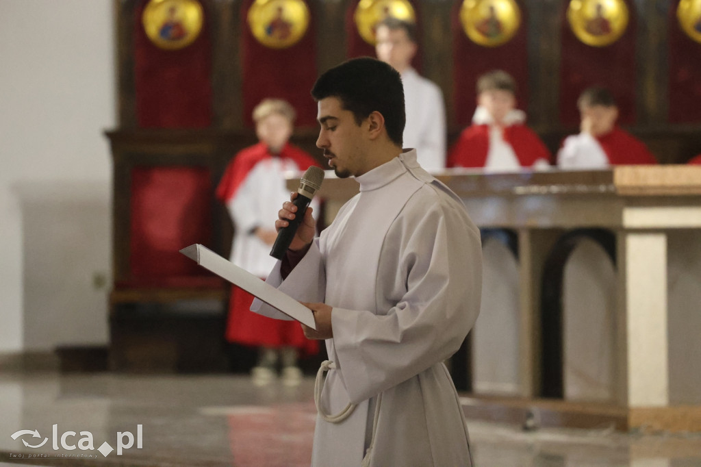 Przejmująca cisza, czerwone szaty i tłumy wiernych