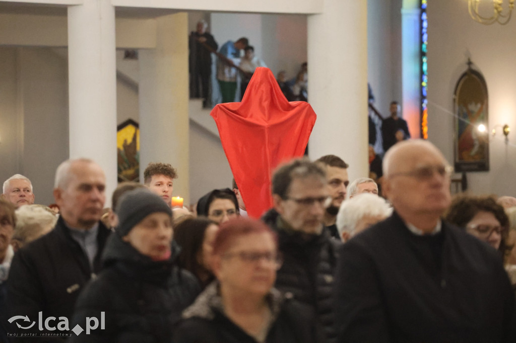 Przejmująca cisza, czerwone szaty i tłumy wiernych