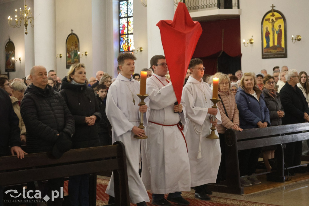 Przejmująca cisza, czerwone szaty i tłumy wiernych