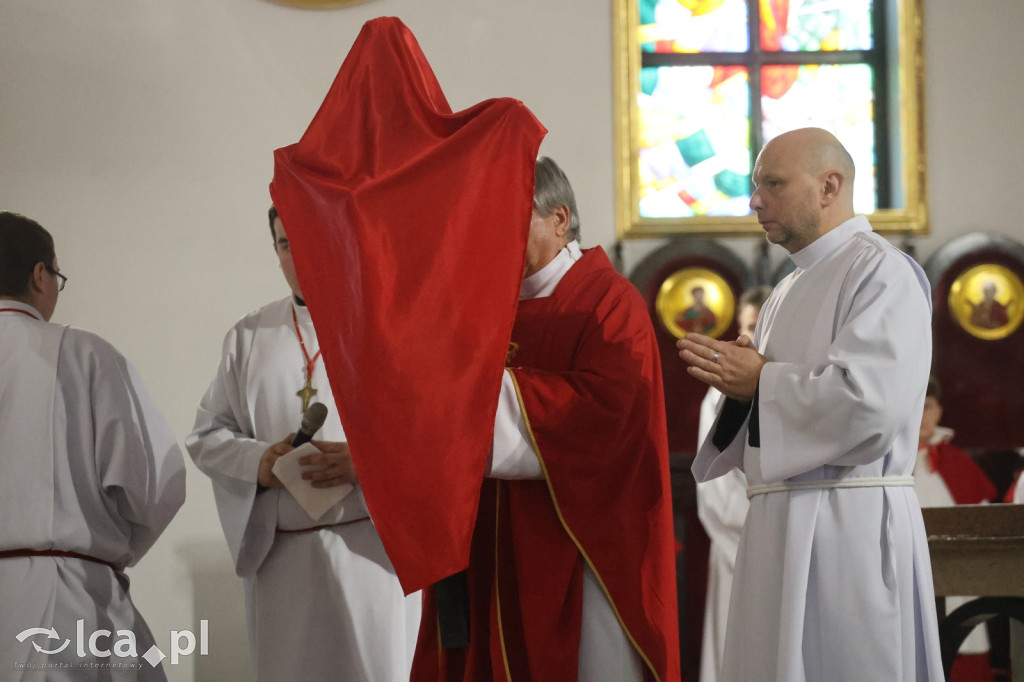 Przejmująca cisza, czerwone szaty i tłumy wiernych