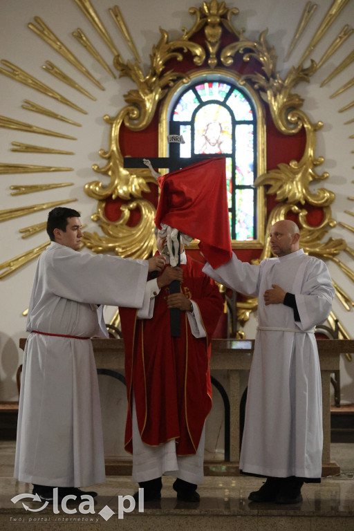 Przejmująca cisza, czerwone szaty i tłumy wiernych