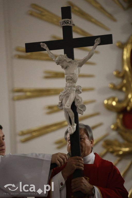 Przejmująca cisza, czerwone szaty i tłumy wiernych