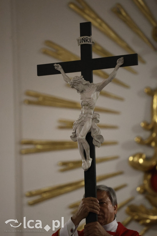 Przejmująca cisza, czerwone szaty i tłumy wiernych