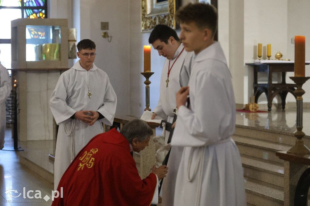 Przejmująca cisza, czerwone szaty i tłumy wiernych