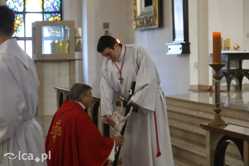Przejmująca cisza, czerwone szaty i tłumy wiernych