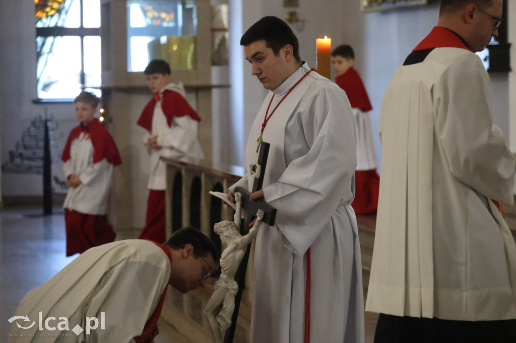 Przejmująca cisza, czerwone szaty i tłumy wiernych